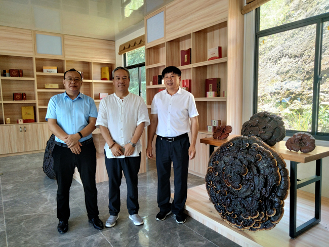 15，苏总在种植基地展厅合影.jpg