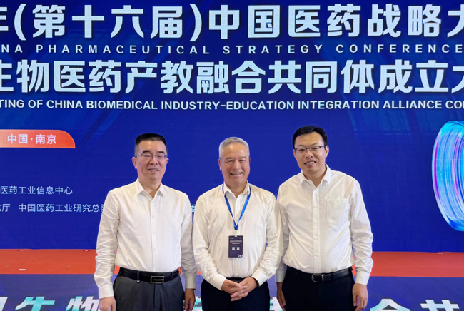 2苏总与中国药科大学研究生院副院长李飞教授（右1）.jpg