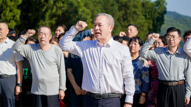 20纪念碑前重温入党誓词.png